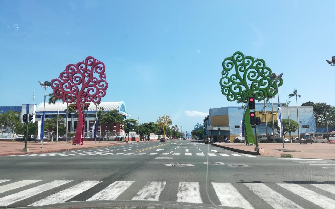 route et feu rouge au Nicaragua